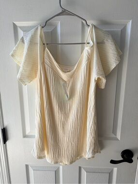 Large NWT Kayleigh - Cream Flutter Sleeve Women’s Top